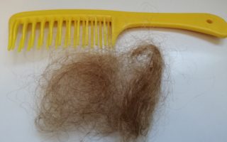 Kamm und Haare - Hausmittel bei Haarausfall können helfen