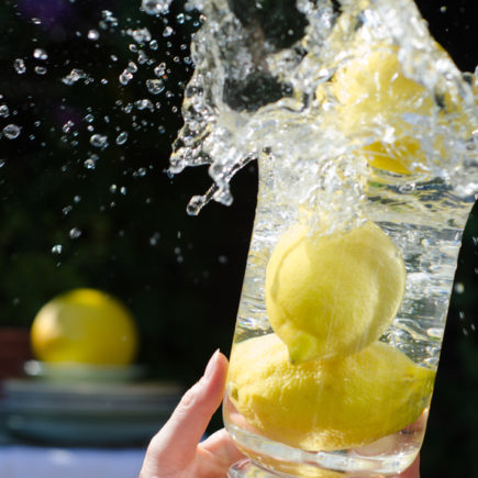 Wasser mit Zitronen