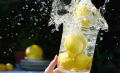 Wasser mit Zitronen