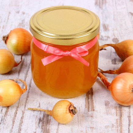 Honig und Zwiebeln für den Zwiebel-Honig-Saft gegen Husten