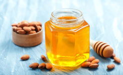 Nüsse und Honig im Glas