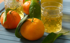 Mandarinen und ein Glas mit Likör