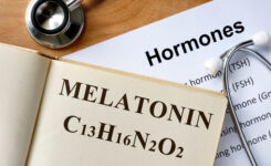 Melatonin Formel und Buch zu Hormonen