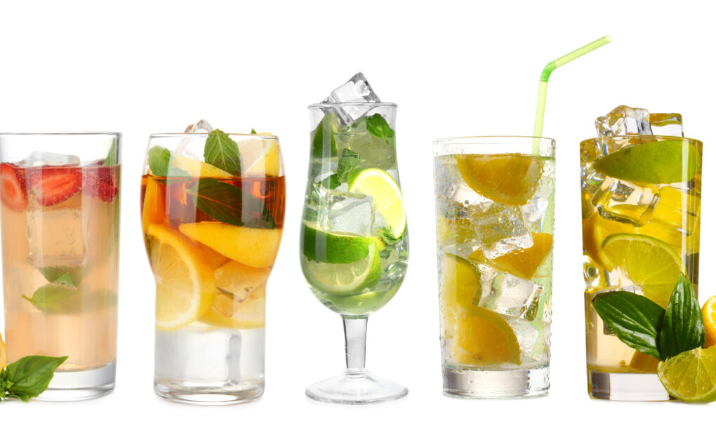 Cocktails und Erfrischungsgetränke in verschiedenen Gläsern