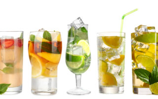 Cocktails und Erfrischungsgetränke in verschiedenen Gläsern