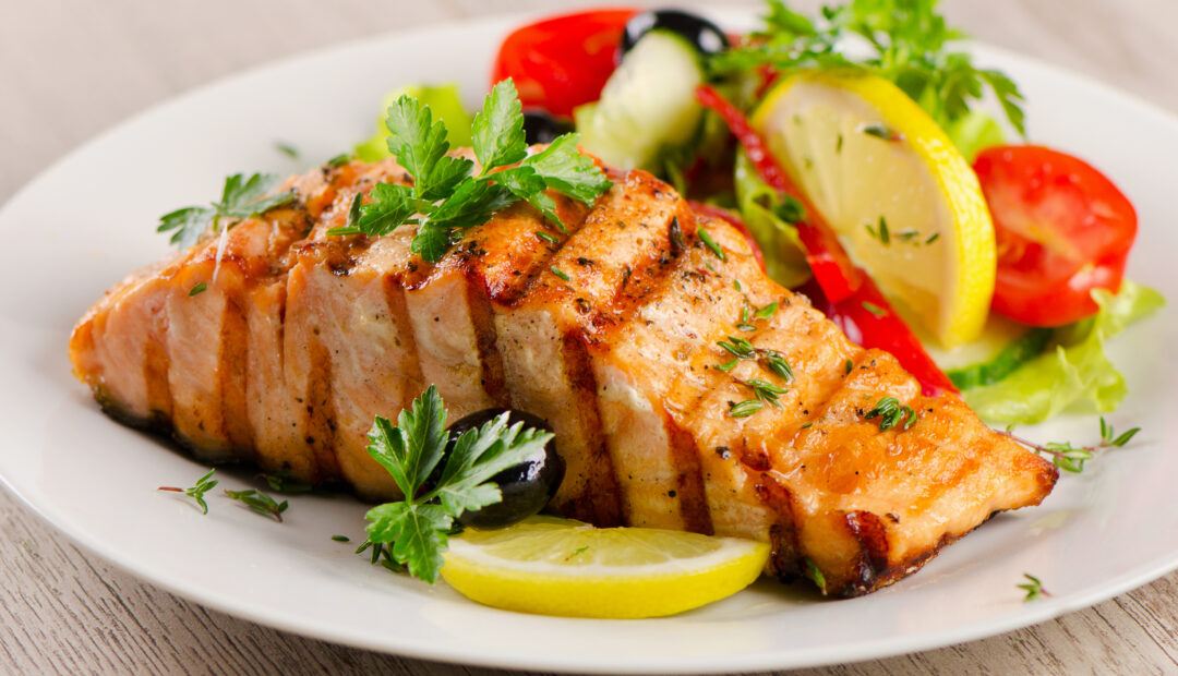 Gegrillter Lachs mit frischem Salat - 10 Lebensmittel für Frauen ab 50 und für die Wechseljahre