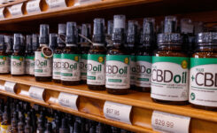 Verschiedene CBD Flaschen im Regal mit unterschiedlicher Dosierung