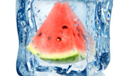Stück Wassermelone in Eiswürfel