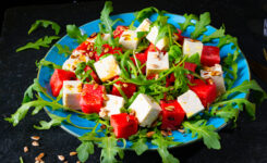 Teller mit Rucola, Feta und Wassermelone als Salat zubereitet