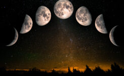 Die einzelnen Mondphasen am NachthImmel mit Bergen und Bäumen
