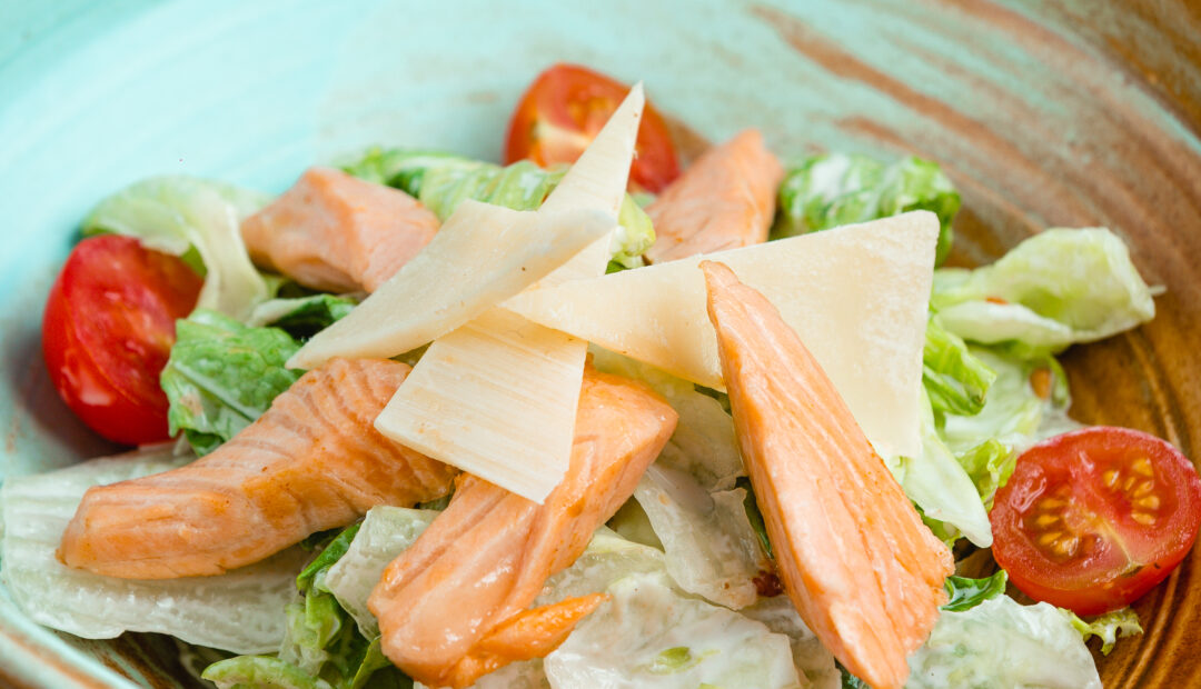 Cesar Salat mit Lachssteifen und Parmesanstreifen 